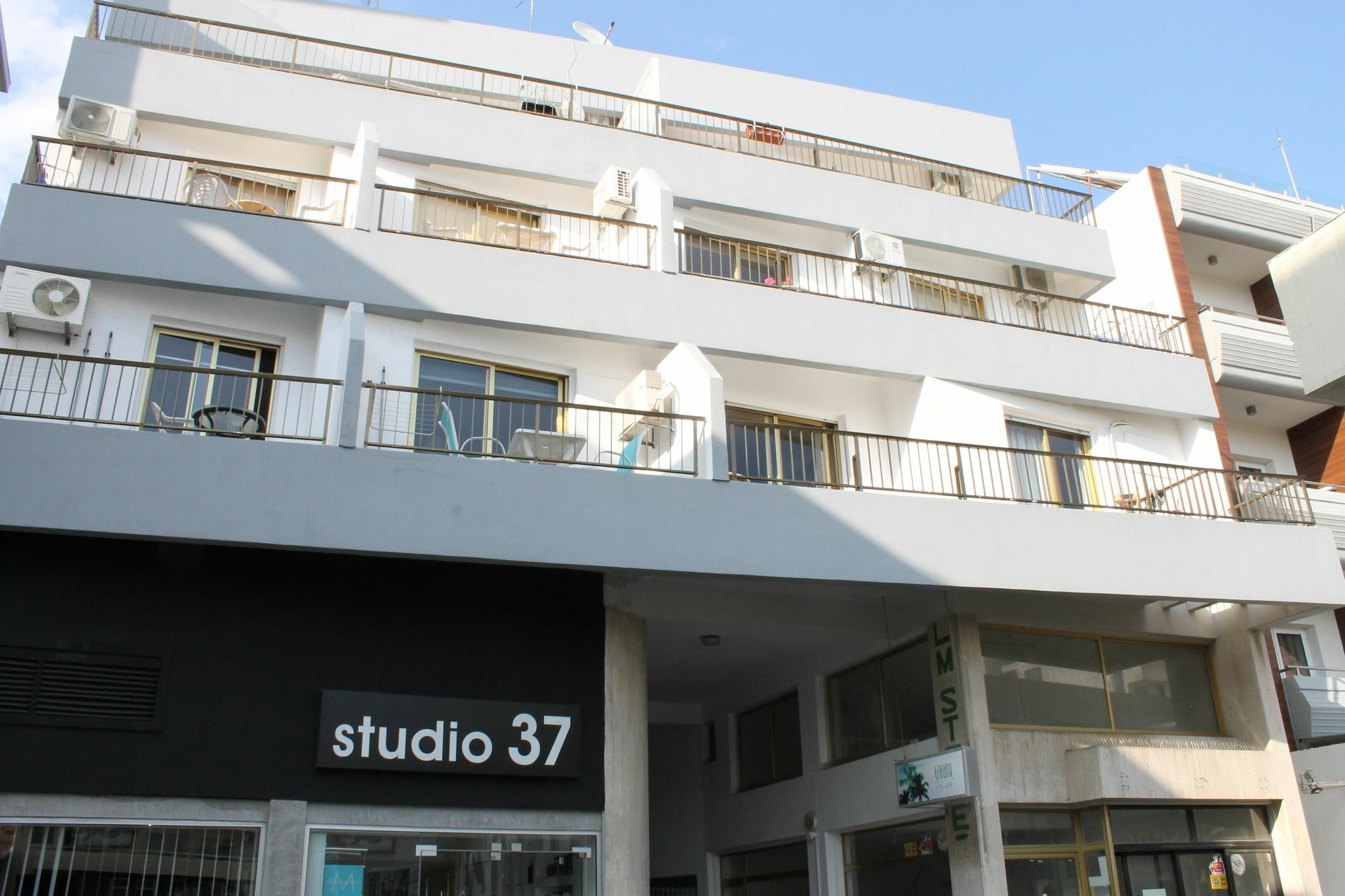 蒂芙尼城市公寓式酒店 拉纳卡 外观 照片